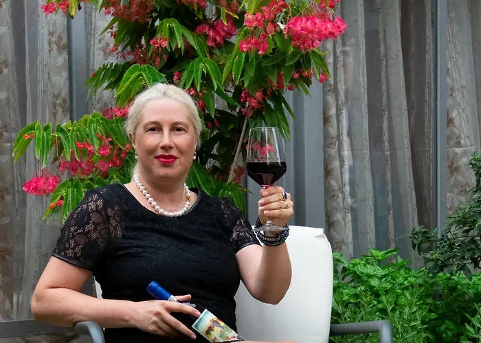 Konukevi Goccia Di Vino La Morra